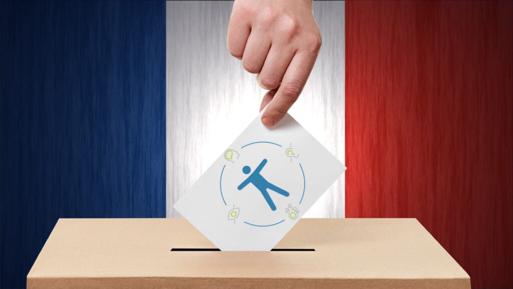 Sur fond de drapeau français et dans le contexte de l'élection présidentielle 2022, une main glisse dans une urne un bulletin de vote à l'effigie du pictogramme de l'accessibilité.