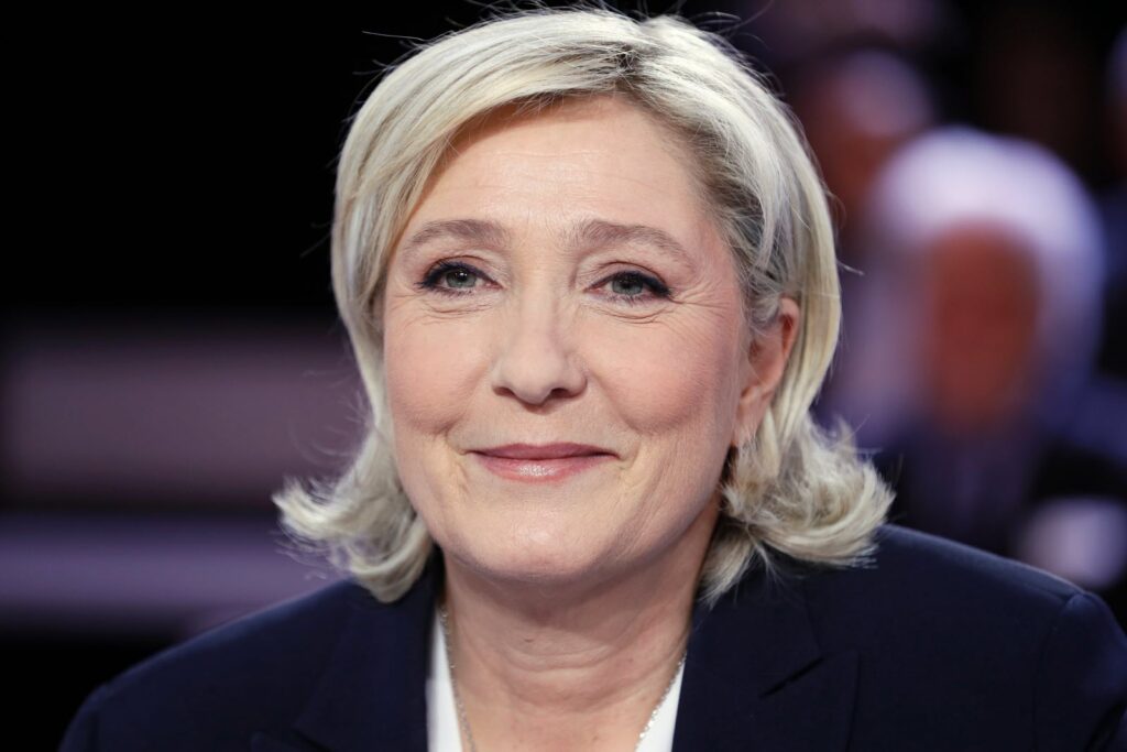 La candidate du Rassemblement National, Marine Le Pen, en plan rapproché, souriante.