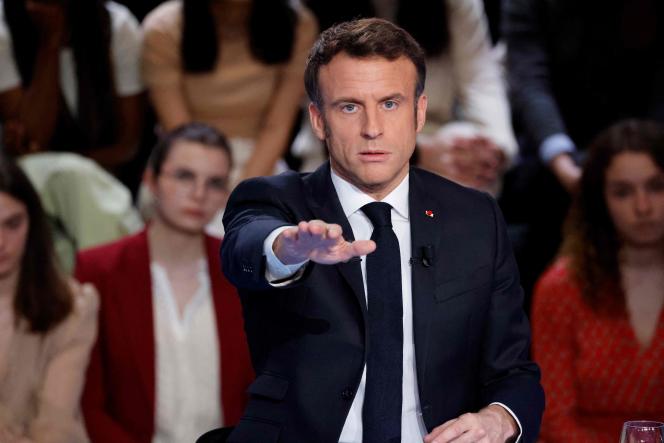 Le candidat Macron dans l'émission "La France face à la guerre", le 14 mars 2022. Derrière lui, le public.